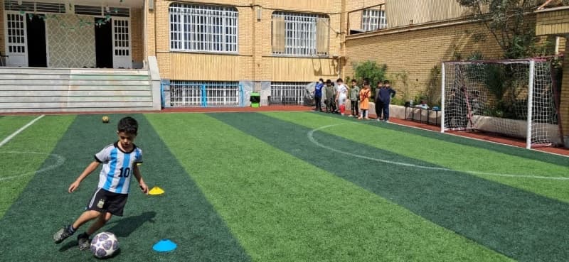 تمرینات فوتبال در زمین چمن دبستان